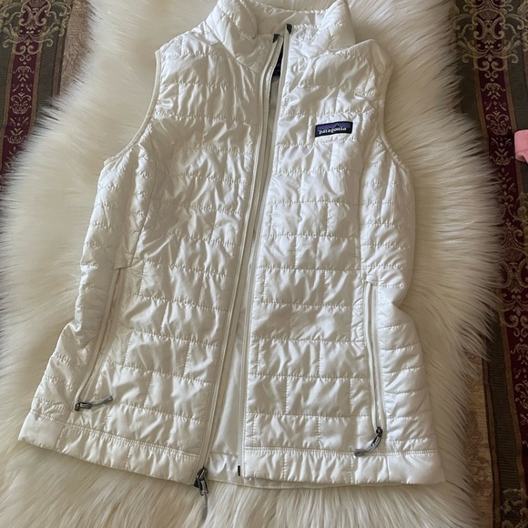 Patagonia Women's Cream Quilted Vest - Picture 5 of 11